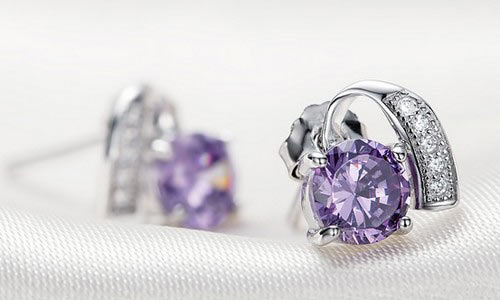 明朗的心情搭配上色彩明亮的耳钉，映衬这个冬季的雪