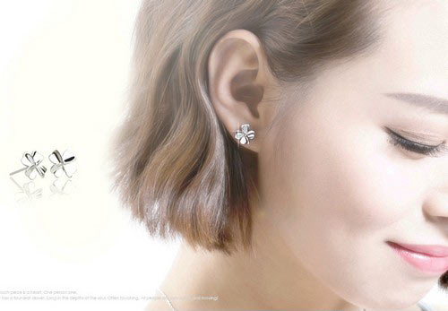 明朗的心情搭配上色彩明亮的耳钉，映衬这个冬季的雪