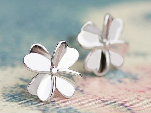 明朗的心情搭配上色彩明亮的耳钉，映衬这个冬季的雪