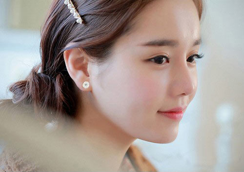 明朗的心情搭配上色彩明亮的耳钉，映衬这个冬季的雪