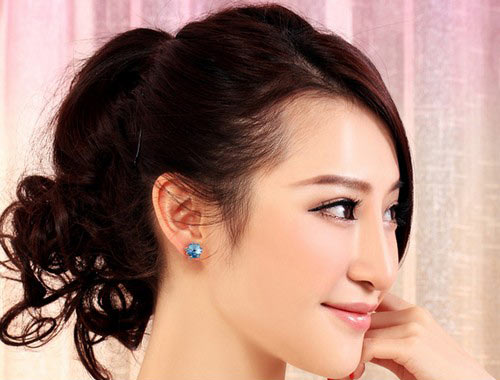 明朗的心情搭配上色彩明亮的耳钉，映衬这个冬季的雪