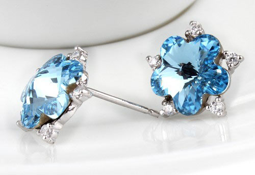 明朗的心情搭配上色彩明亮的耳钉，映衬这个冬季的雪