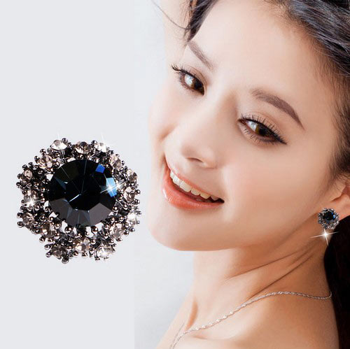 明朗的心情搭配上色彩明亮的耳钉，映衬这个冬季的雪