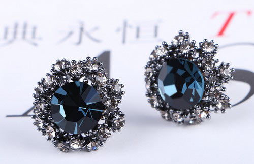 明朗的心情搭配上色彩明亮的耳钉，映衬这个冬季的雪