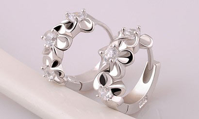 明朗的心情搭配上色彩明亮的耳钉，映衬这个冬季的雪