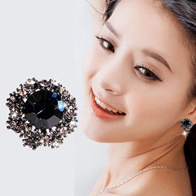 明朗的心情搭配上色彩明亮的耳钉，映衬这个冬季的雪