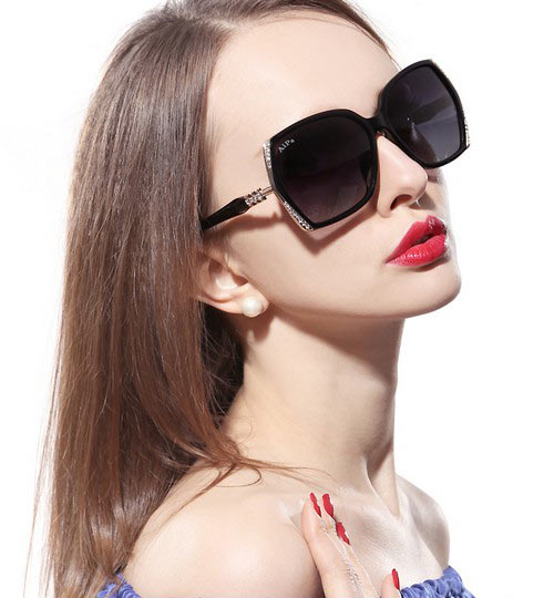 出门前要戴上一款合适的墨镜,这事关健康和美丽 出门前要戴上一款合适的墨镜,这事关健康和美丽