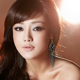 女人想展现自己的美，身体上必要的饰品是少不了的