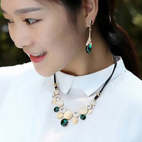 一条合适的锁骨链往往能弥补服装上的缺点