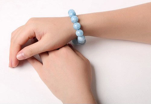 女人身上的小装饰细节,才是不败的时尚代言 女人身上的小装饰细节,才是不败的时尚代言