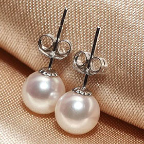 耳垂上点点晶莹的耳钉好似莲上晨露微亮