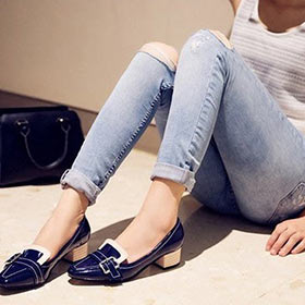 牛仔裤搭配板鞋并不是唯一的选择