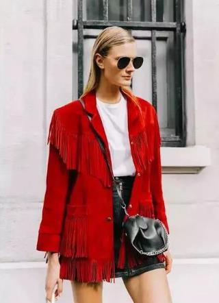 白色外套内搭什么颜色好看,白色外套搭配蓝色可以吗 白色外套内搭什么颜色好看,白色外套搭配蓝色可以吗