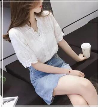 白色上衣搭配黑色裤子好看吗,白色配什么颜色好 白色上衣搭配黑色裤子好看吗,白色配什么颜色好