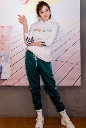 白色上衣搭配黑色裤子好看吗,白色配什么颜色好 白色上衣搭配黑色裤子好看吗,白色配什么颜色好