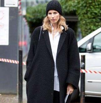 白色外套内搭什么颜色好看,白色外套搭配蓝色可以吗 白色外套内搭什么颜色好看,白色外套搭配蓝色可以吗