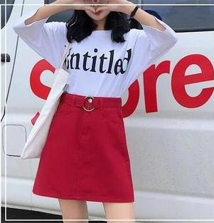 白色上衣搭配黑色裤子好看吗,白色配什么颜色好 白色上衣搭配黑色裤子好看吗,白色配什么颜色好