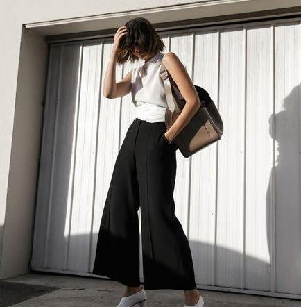 白色上衣搭配黑色裤子好看吗,白色配什么颜色好 白色上衣搭配黑色裤子好看吗,白色配什么颜色好