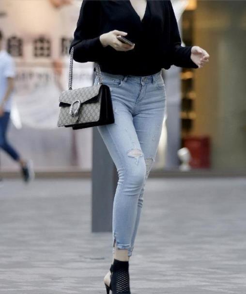 时尚街拍紧身牛仔裤：穿着紧身牛仔裤美女图片