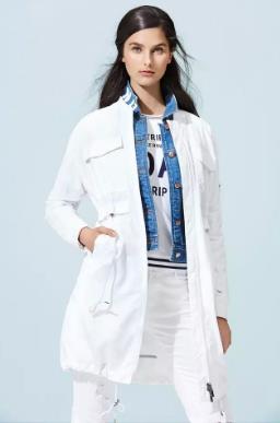 白色外套内搭什么颜色好看,白色外套搭配蓝色可以吗 白色外套内搭什么颜色好看,白色外套搭配蓝色可以吗