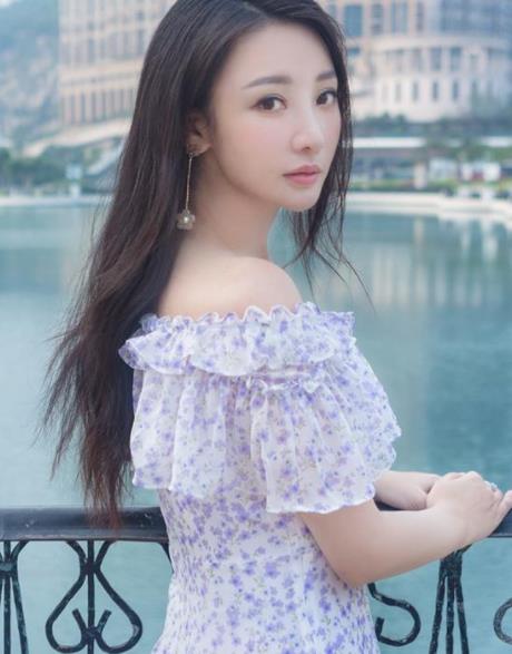 柳岩一字肩裙性感迷人:昔日柳岩一字肩装扮盘点 柳岩一字肩裙性感迷人:昔日柳岩一字肩装扮盘点