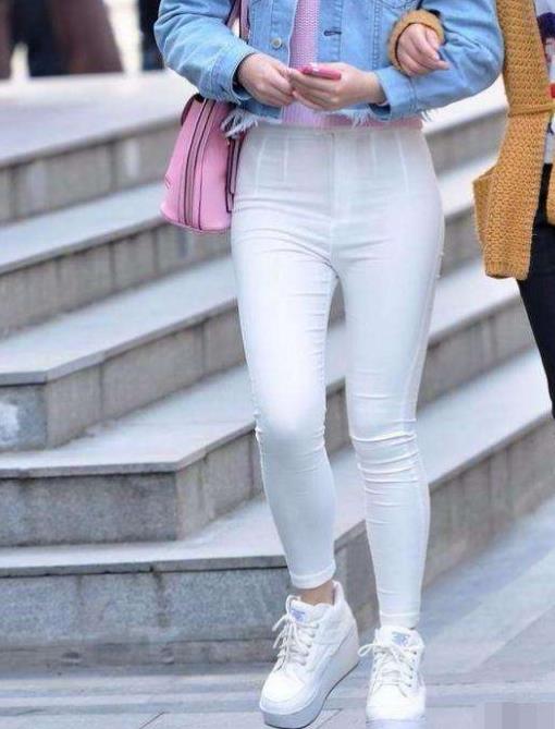 白色修身裤紧身裤:给你女神气质都是不一样的存在