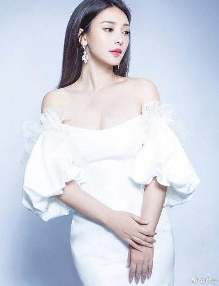 柳岩一字肩裙性感迷人:昔日柳岩一字肩装扮盘点 柳岩一字肩裙性感迷人:昔日柳岩一字肩装扮盘点