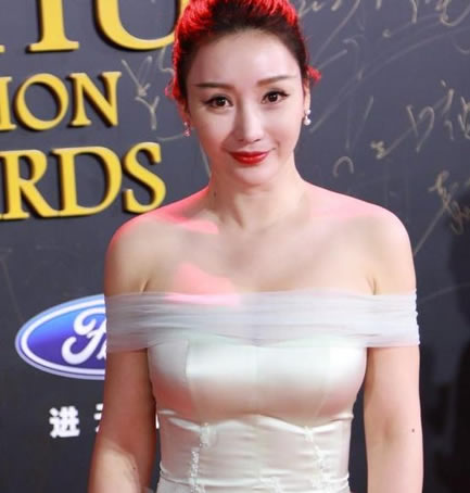 柳岩一字肩裙性感迷人:昔日柳岩一字肩装扮盘点 柳岩一字肩裙性感迷人:昔日柳岩一字肩装扮盘点