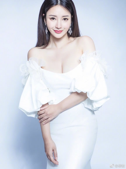 柳岩一字肩裙性感迷人:昔日柳岩一字肩装扮盘点 柳岩一字肩裙性感迷人:昔日柳岩一字肩装扮盘点