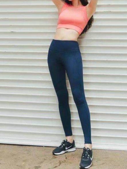 美女时尚打底裤靓丽搭配:女人身姿丰盈魅力甜美 美女时尚打底裤靓丽搭配:女人身姿丰盈魅力甜美